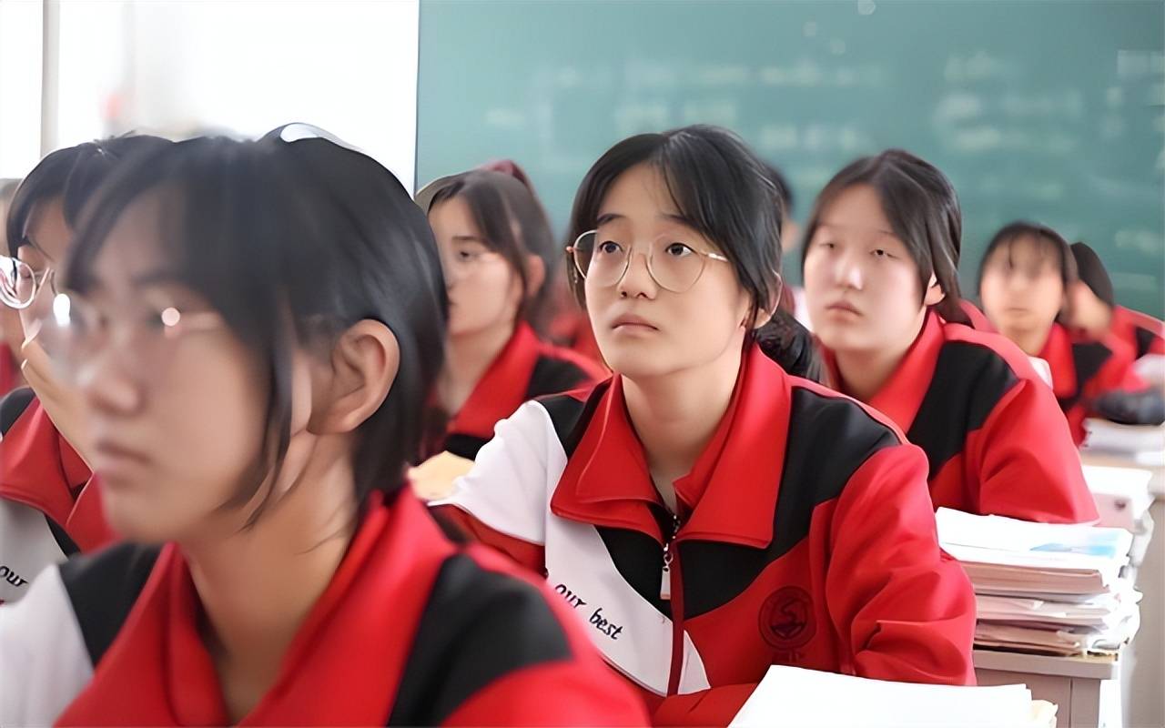 高考全省第一，却被清北婉拒，她转身拿走百万奖学金入读香港大学