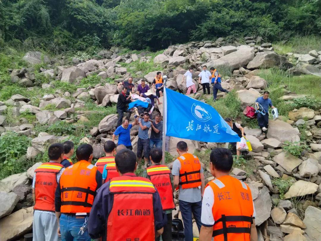 搭建水上紧急救生通道！ 长江宜昌航道局火速驰援地方受灾居民