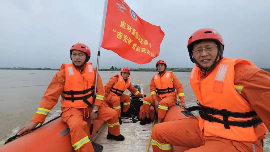 “没事，踩着我！”救援人员用身体搭建起一条生命通道