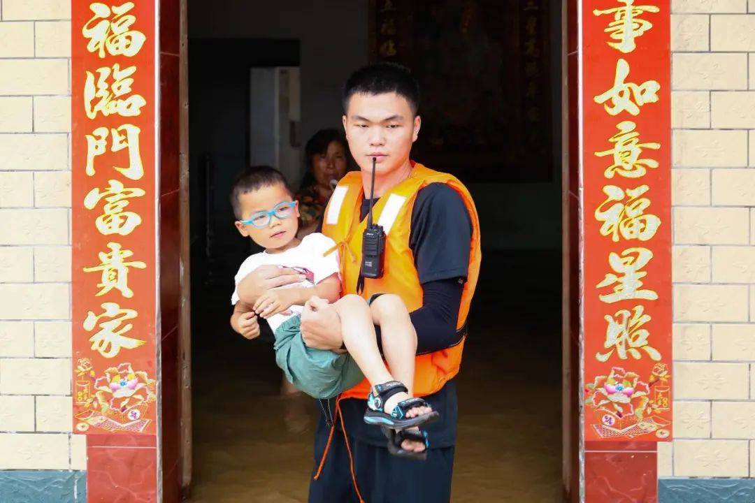 “没事，踩着我！”救援人员用身体搭建起一条生命通道