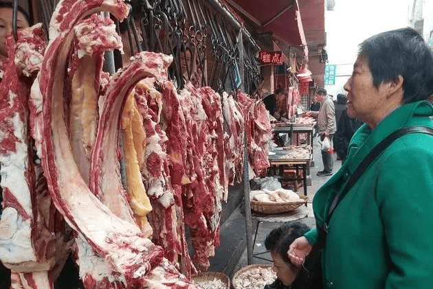 牛肉价格持续大幅下跌！现在多少钱一斤？ 2024年牛价是涨还是跌？