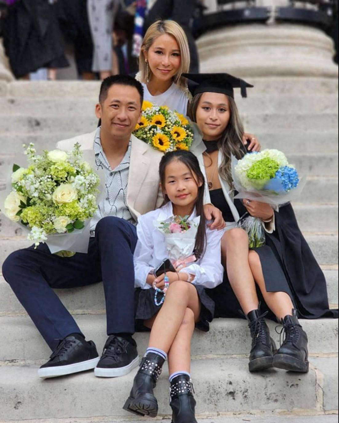 洗米华22岁长女大学毕业，洗米嫂带全家英国观礼，公公婆婆也来了