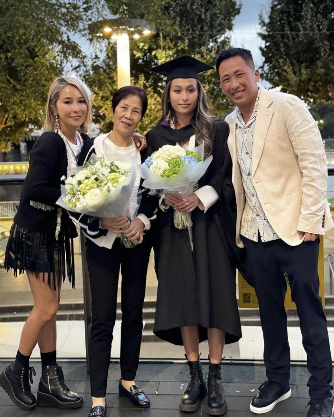 洗米华22岁长女大学毕业，洗米嫂带全家英国观礼，公公婆婆也来了