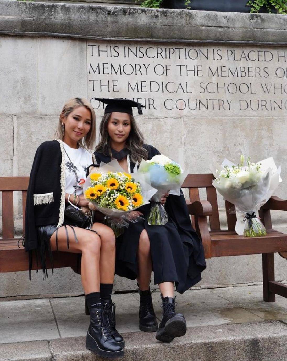 洗米华22岁长女大学毕业，洗米嫂带全家英国观礼，公公婆婆也来了