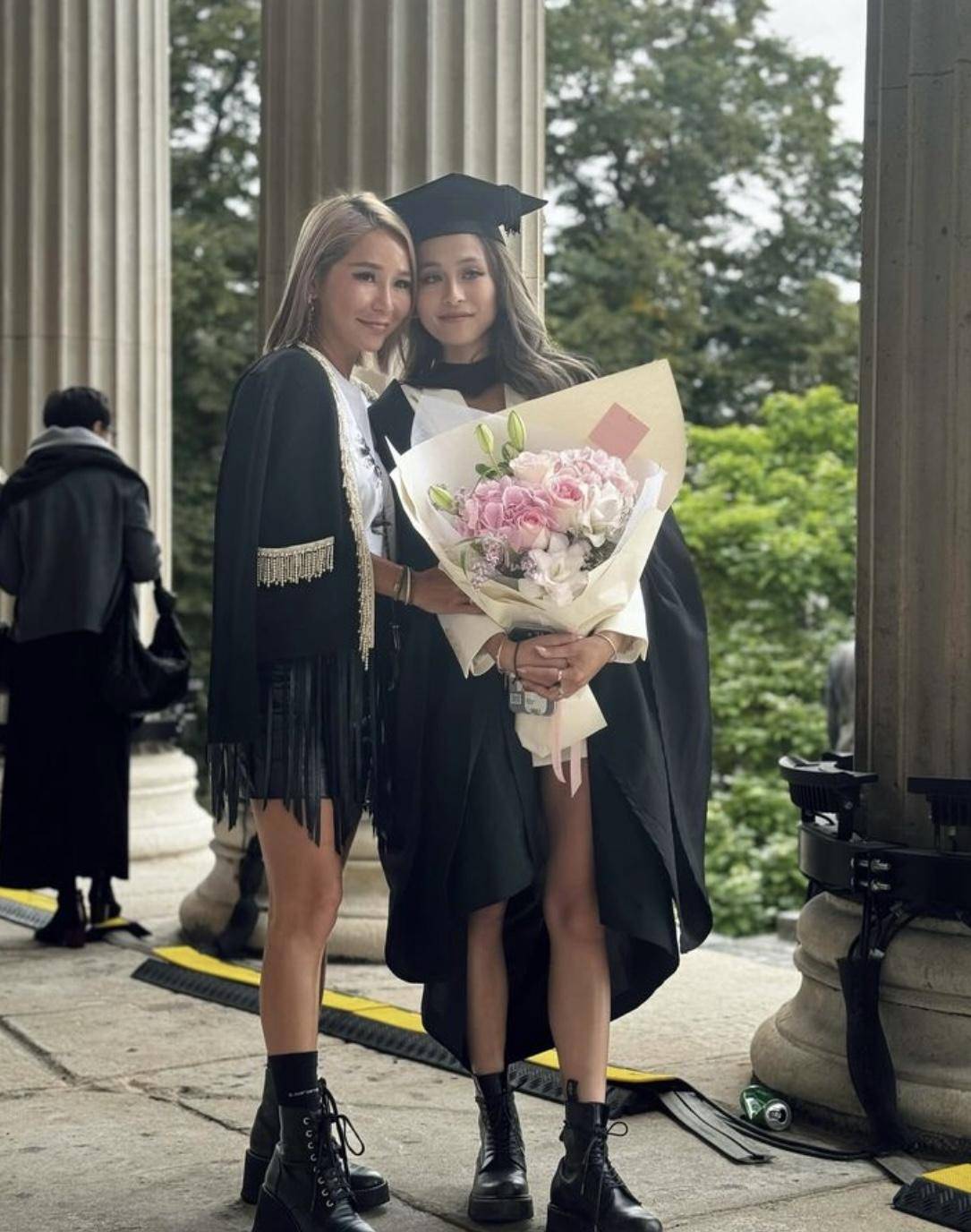 洗米华22岁长女大学毕业，洗米嫂带全家英国观礼，公公婆婆也来了