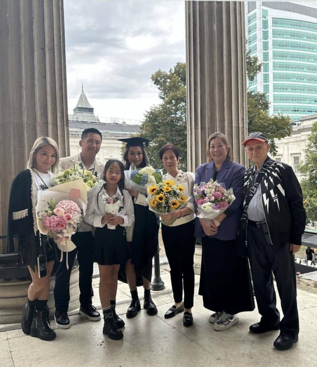 洗米华22岁长女大学毕业，洗米嫂带全家英国观礼，公公婆婆也来了