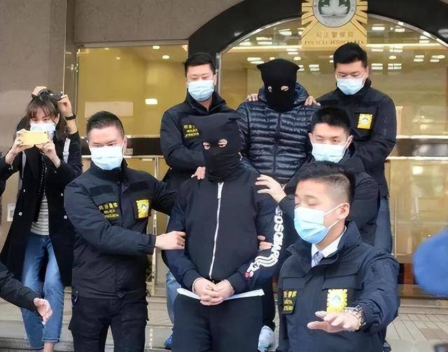 洗米嫂高调晒全家福！洗米华父母罕见露面，大女儿手捧鲜花心事重