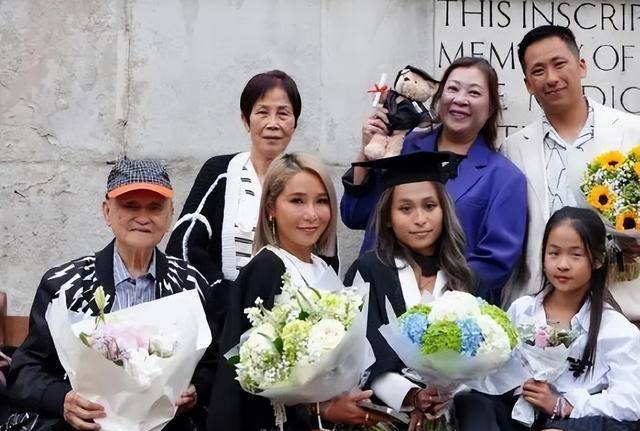 洗米嫂高调晒全家福！洗米华父母罕见露面，大女儿手捧鲜花心事重