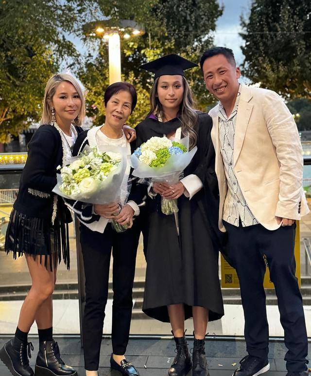 洗米嫂高调晒全家福！洗米华父母罕见露面，大女儿手捧鲜花心事重