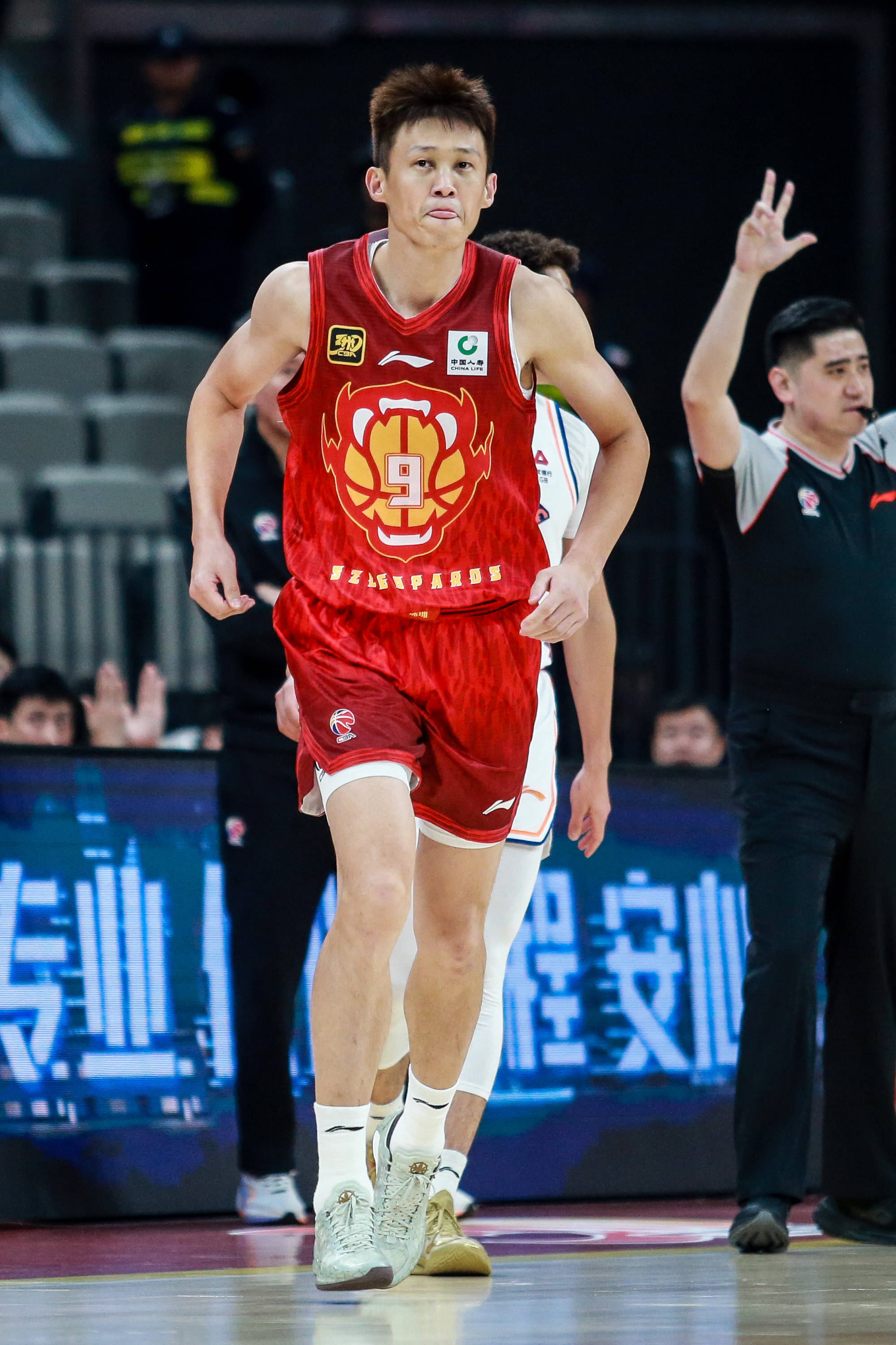 周鹏20分詹姆斯空砍36+15 深圳送天津3连败