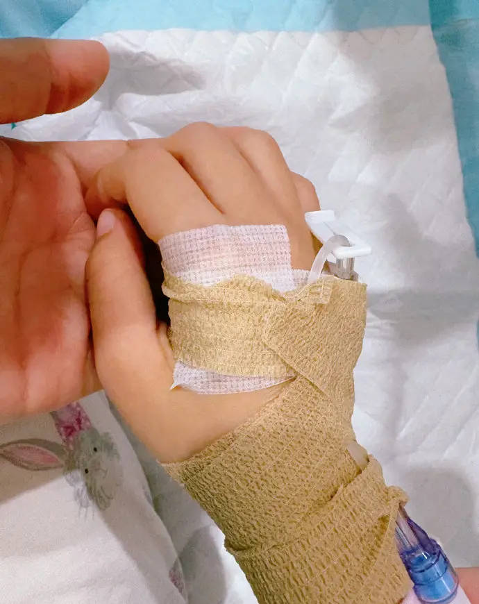 谢娜晒孩子输液照片 透露三个孩子最近轮流住院