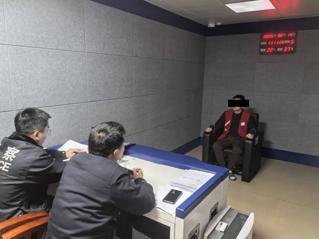 35岁男子“军龄30年”？警方：军装照、结婚证都是假的，“妻子”哽咽：我太傻了