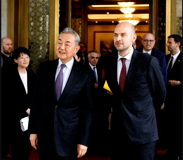 法国专机离华，临走前拿到想要的，马克龙对美态度引全球关注