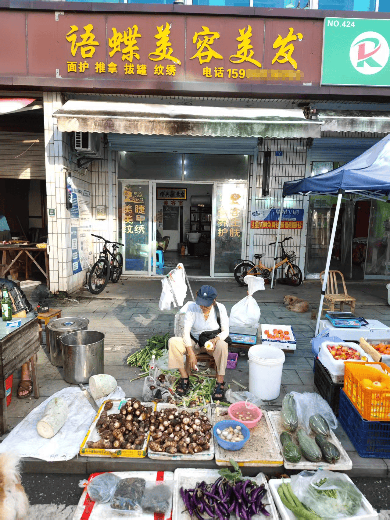 浙江一店主允许大妈门口摆摊,时常被大妈“投喂”蔬果:每次收摊时,都打扫得干干净净