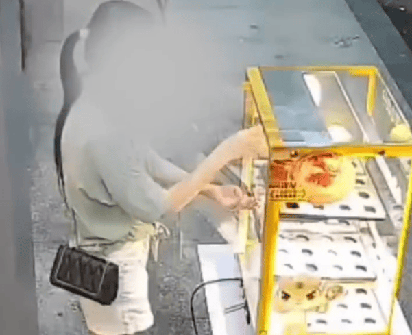 女子连续偷吃5个蛋挞转身就走,店员:后面有人点单,才发现没蛋挞了,现场画面曝光